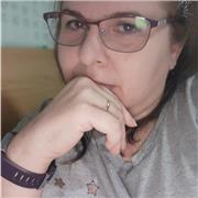 Soy una mujer de 49 años que se ha dedicado toda su vida al mundo del arte. 
He dado clase desde niños pequeños hasta preadolescentes